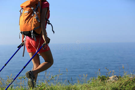 女人在海边山路上徒步旅行