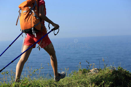 女人在海边山路上徒步旅行