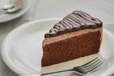 盘子里的巧克力蛋糕