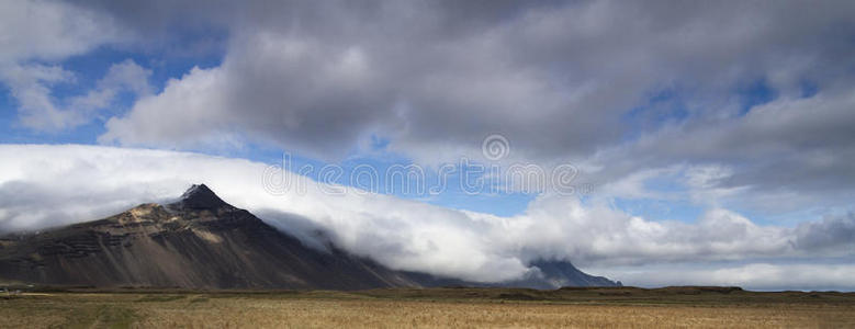 冰岛南部戏剧性的山脉全景