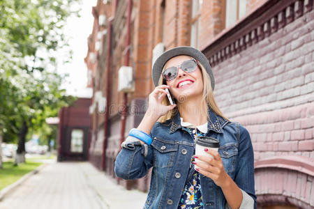 女孩 对话 手机 细胞 漂亮的 沟通 吸引力 连接 咖啡