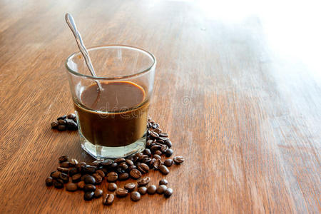 木桌上的深色热咖啡和种子