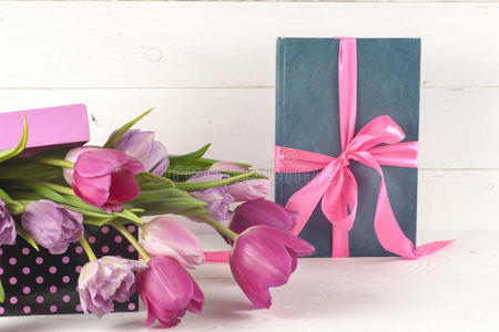庆祝 粉红色 桌子 开花 复活节 紫色 花的 春天 花束
