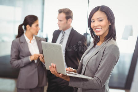 快乐的女商人用笔记本电脑