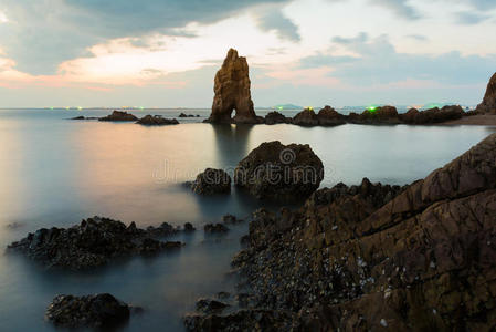 海岸上美丽的天然岩石天际线