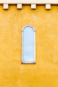 黄墙上的窗户
