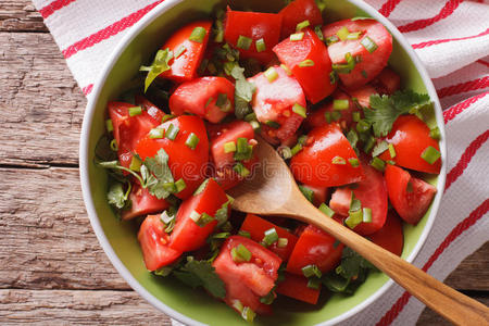 美味的新鲜番茄沙拉和洋葱在碗特写。 水平顶部视图