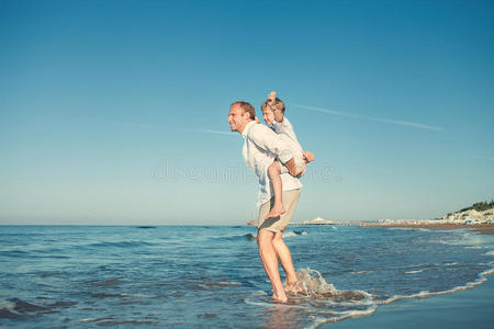 父亲和儿子一起在海上冲浪线上玩