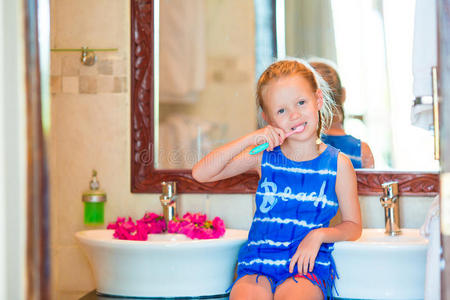 牙科卫生。 可爱的小微笑女孩刷牙