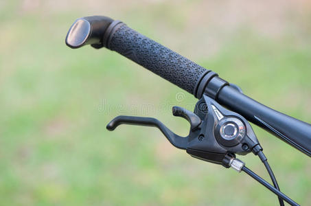自行车手刹车和移位器照片
