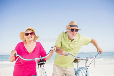 海滩 感情 男人 年代 退休 微笑 假期 自行车 海洋 锻炼