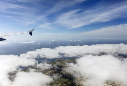 空中照片的岛屿景观与云景海延伸到地平线