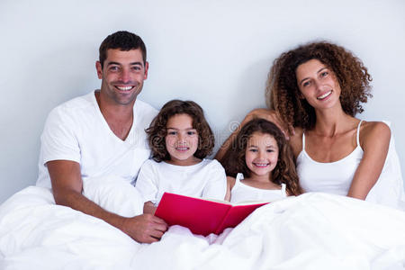 照顾 儿童 房子 家庭 信息 父亲 毯子 在室内 住所 感情