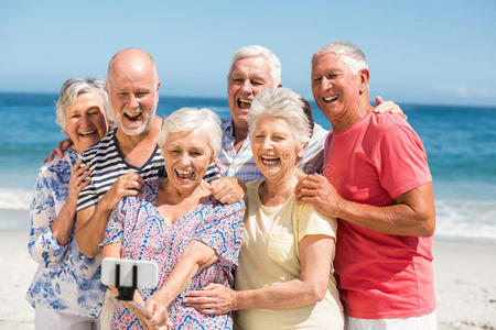 摄象机 老年人 海滩 友谊 假期 男人 年代 白种人 亲密