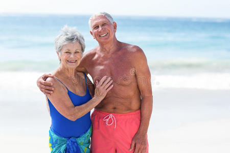 可爱的成熟夫妇拥抱在海滩上
