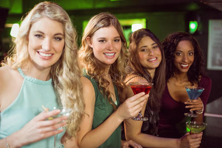 玻璃 柜台 享受 庆祝 友好 朋友 饮酒 白种人 年代 喜爱
