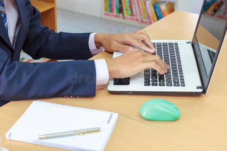 设计师的手工作与数字平板电脑，笔记本电脑和笔记本电脑