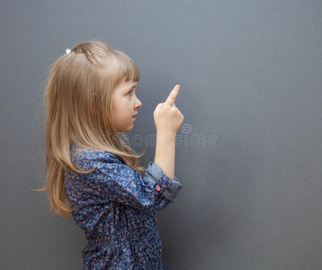 小孩 面对 指向 宝贝 特写镜头 肖像 手指 女孩 指数