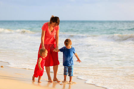男孩 女人 夏天 海岸 海洋 小孩 妈妈 儿子 海滩 在一起