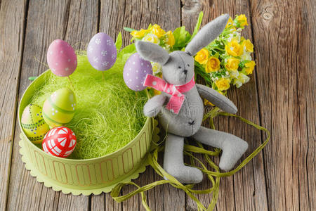 手工纺织复活节兔子