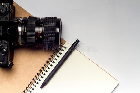 日记与相机和铅笔在白色复古背景