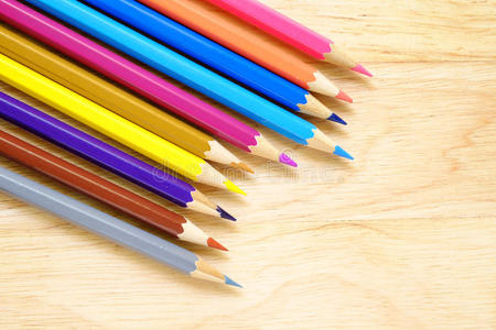 木头背景上的彩色铅笔