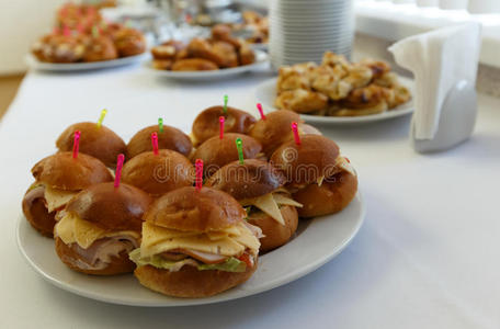 餐饮宴会桌，烘焙食品小吃，三明治，蛋糕和盘子