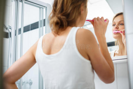美女在镜子前刷牙