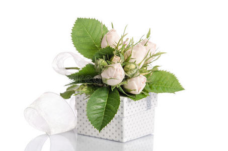 一束白色玫瑰和礼品盒