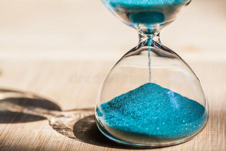 在截止日期的倒计时中测量通过时间的沙漏照片