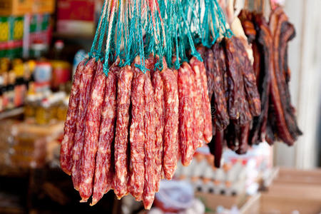 腌制的香肠中国香肠挂着其他腌制的肉照片