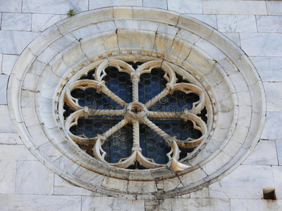 鸽子停在罗马教会瓦尔德卡斯特洛的玫瑰窗上