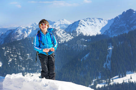 爬山的儿童图片