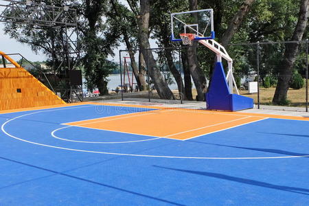室外篮球场图片