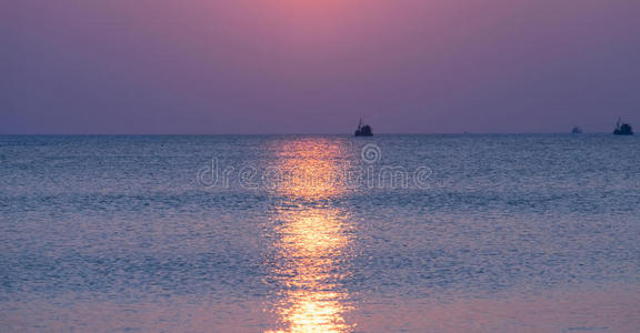 日落时在海上乘船