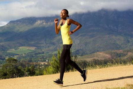 适合年轻的非洲妇女在大自然中慢跑