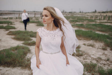 浪漫的 美丽的 新娘 纯洁 时尚 连衣裙 分支 女孩 海滩