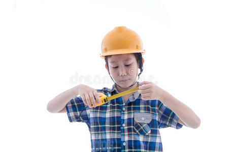 亚洲男孩穿得像工人拿着测量胶带
