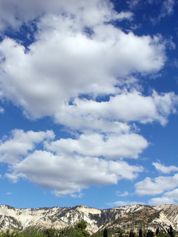 多云的天空多云的天空和山脉