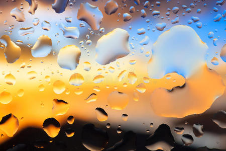 彩色背景上的水滴. 场的浅深度. 硒照片