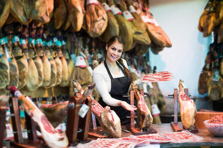 肉店柜台里有猪油和肉