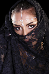 纱美女中东美丽的女人在孤立的黑色b上面纱照片