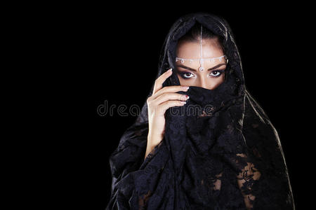 中东美丽的女人在孤立的黑色b上面纱照片