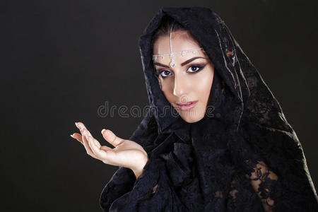 中东美丽的女人在孤立的黑色b上面纱照片