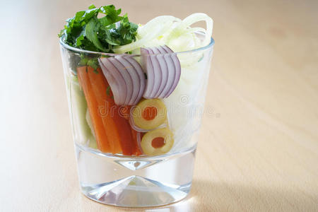 带蔬菜的玻璃