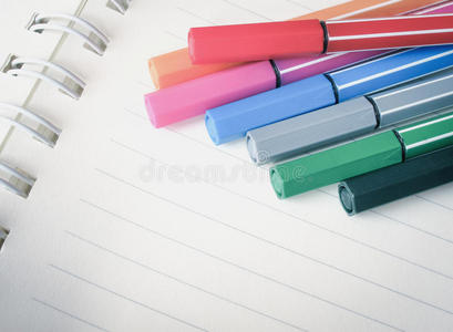 笔记本上的彩色笔