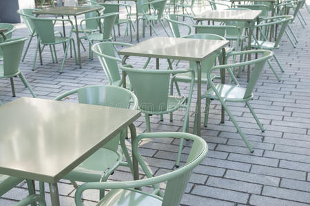 绿色咖啡馆桌椅