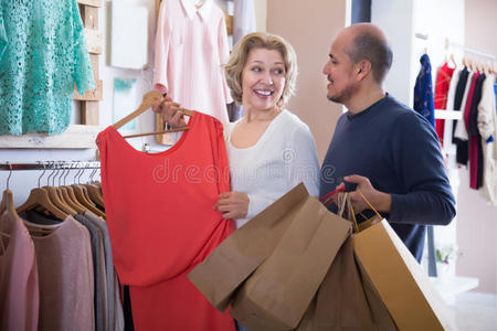 闲暇 男人 夫妇 男朋友 在室内 购物中心 购买 消费者