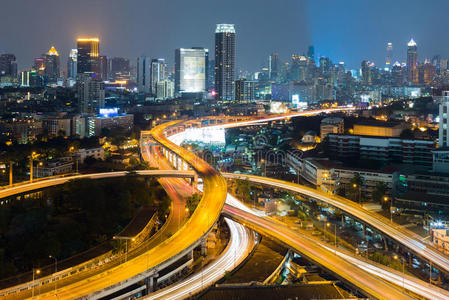 鸟瞰与市区背景夜景互换的道路