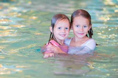 暑假在游泳池里可爱的小女孩